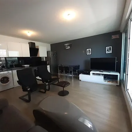Joli T2 Avec Terrasse Et Parking A Anglet, Proche Commerces Et Plages - Fr-1-239-1021 * Anglet