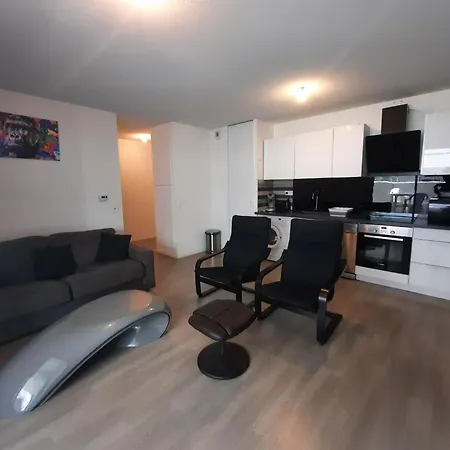 Joli T2 Avec Terrasse Et Parking A Anglet, Proche Commerces Et Plages - Fr-1-239-1021 Anglet